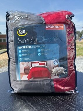 SimplyClean Reversible Bedding Set - Red & Gray